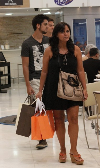 Rodrigo Simas com a mãe, Ana Simas, em shopping no Rio (Foto: Gabriel Rangel/ Ag. News)