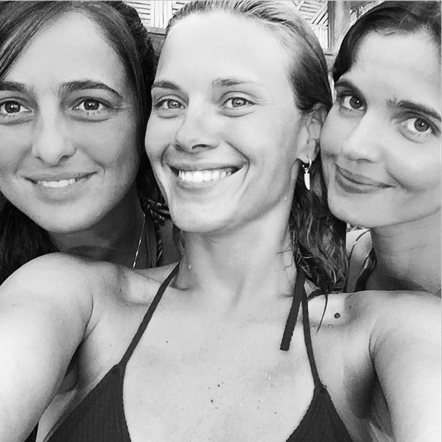 Carolina Dieckmann com amigas em Angra dos Reis, na Costa Verde do Rio de Janeiro (Foto: Instagram/ Reprodução)