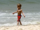 Sean e Jayden, filhos de Britney Spears, brincam na praia de Ipanema, no Rio