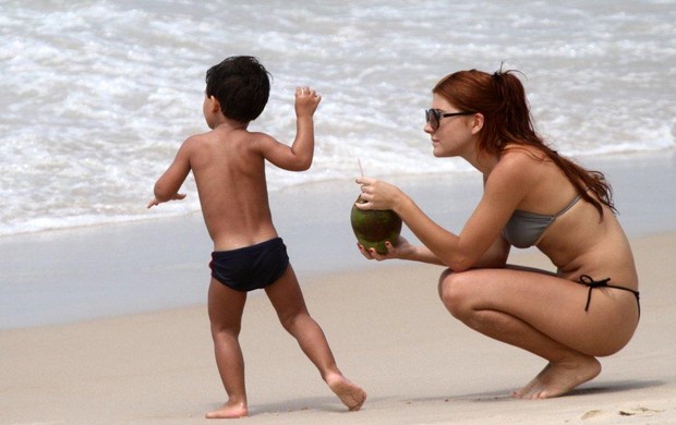 Mariah Rocha curte praia com o filho João Pedro (Foto: Andre Freitas  / Agnews)