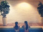Mariana Rios curte piscina aquecida com amiga