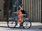 Fernanda Lima e Rodrigo Hilbert passeiam de bicicleta com filhos