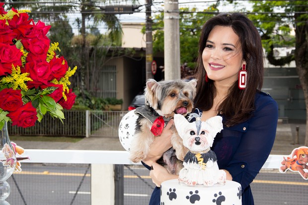 Geisy Arruda comemora aniversário de seu cachorrinho, Mike (Foto: Adriano Giacon / AgNews)