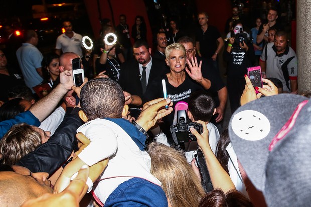 Xuxa causa tumulto entre os fãs ao deixar show (Foto: Manuela Scarpa/Photo Rio News)