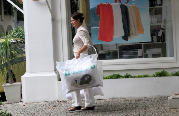 Luiza Brunet fazendo compras de enxoval em uma loja de Ipanema, RJ (Foto: Wallace Barbosa/AgNews)