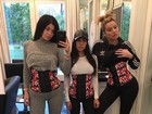 Kylie Jenner posa com as amigas usando cinta