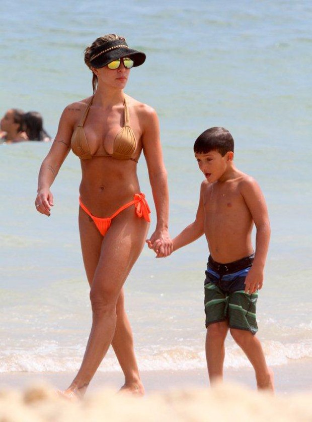 Joana Machado na praia com o filho (Foto: Andre Freitas  / Agnews)