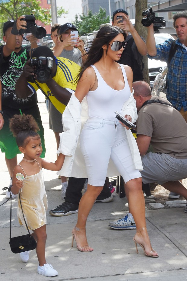 Kim Kardashian com a filha North West, em Nova York (Foto: AKM)