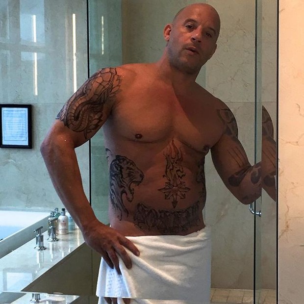 Vin Diesel posa só de toalha (Foto: Instagram/ Reprodução)