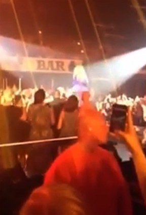 Beyonce leva um tapa na bunda durante show (Foto: Video/Reprodução)