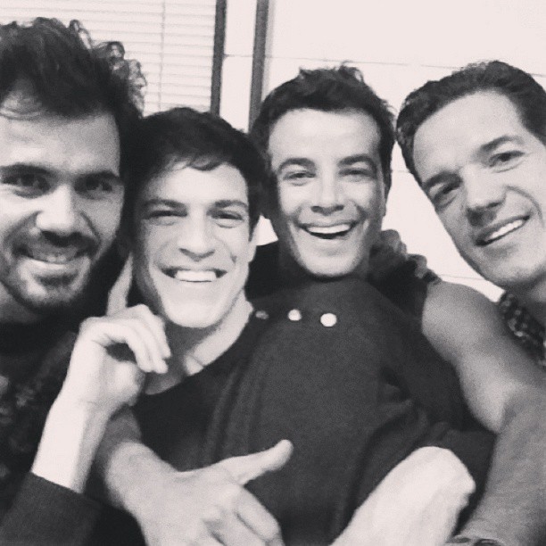 Mateus Solano posa com atores de &quot;Amor à vida&quot; (Foto: Reprodução/Instagram)