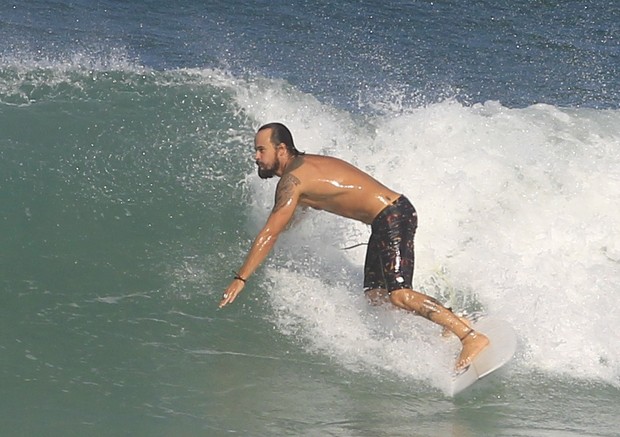 Paulo Vilhena surfa na praia do Recreio, no Rio (Foto: Delson Silva / AgNews)