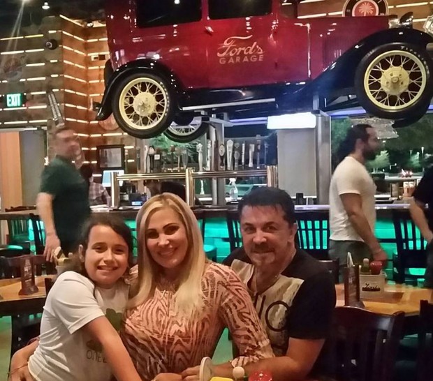 Ângela Bismarchi com o marido e a filha nos Estados Unidos (Foto: Reprodução/Instagram)
