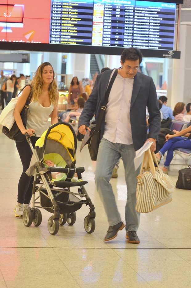 Luciano Szafir, esposa e filho no aeroporto (Foto: William Oda / Agnews)