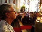 Vídeo mostra Caetano visitando igreja horas antes da morte da mãe