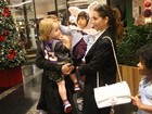 Giovanna Antonelli e Danielle Winits se encontram em shopping no Rio