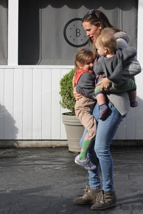 Jennifer Garner com os filhos Seraphina e Samuel em Los Angeles, nos Estados Unidos (Foto: X17/ Agência)