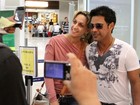 Cercado de fãs, Zezé Di Camargo embarca em aeroporto no Rio