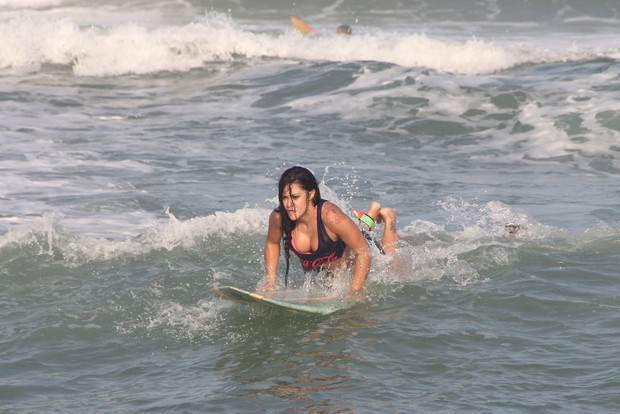 Tati Neves surfa na praia do Diabo, no Arpoador (Foto: Rodrigo dos Anjos / AgNews)