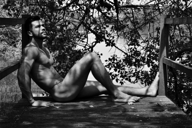 Modelo Thiago Berbet posando para o The Male Nude Project (Foto: Divulgação/Sergio Santoian)
