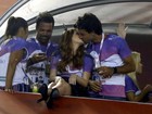 Marina Ruy Barbosa e Xandinho Negrão dão beijão em camarote