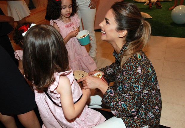 Carol Celico com a filha em evento em São Paulo (Foto: Celso Tavares / EGO)
