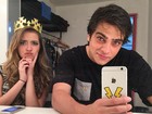 Bernardo Mesquita faz charme em selfie com colega de peça