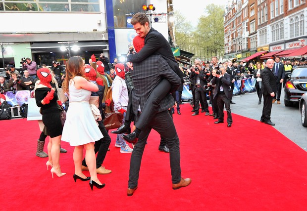 Andrew Garfield se diverte em première (Foto: Agência Getty Images)