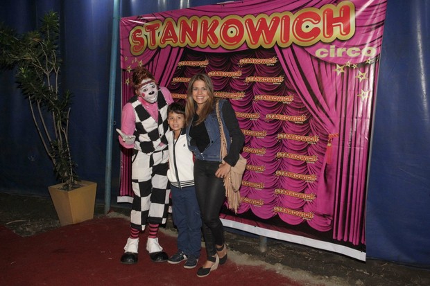 Nívea Stelmann com os filhos Miguel e Bruna no circo (Foto: Delson Silva/Ag News)
