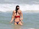 Aos 52, Claudia Ohana mostra corpão em praia do Rio