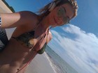 Luiza Possi curte verão, posa de biquíni e exibe tanquinho em praia