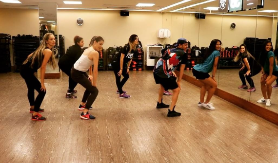 Yasmin Brunet e Camila Queiroz durante aula de dança (Foto: Reprodução / Instagram)