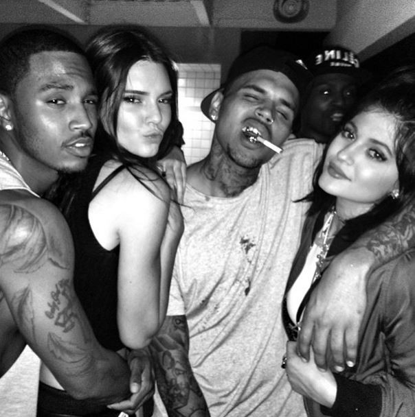 Chris Brown com as irmãs Kendall e Kylie Jenner  (Foto: Instagram/Reprodução)