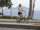 Fernanda de Freitas pedala na orla do Rio