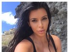 Kim Kardashian posa com decotaço e faz alegria de fãs