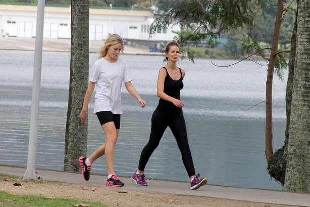 Yasmin Brunet e Rhaisa Batista caminham juntas (Foto: JC Pereira/Ag News)