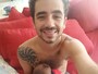 Felipe Andreoli posa sorridente com o filho, Rocco, no colo