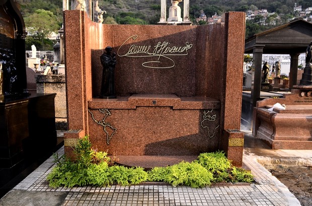 Túmulo de Carmem Miranda no Rio de Janeiro (Foto: Roberto Teixeira/EGO)