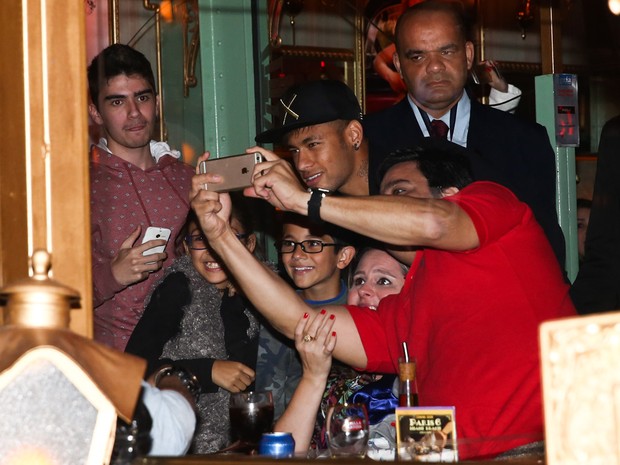 Neymar posa com fãs em restaurante em São Paulo (Foto: Manuela Scarpa/ Foto Rio News)