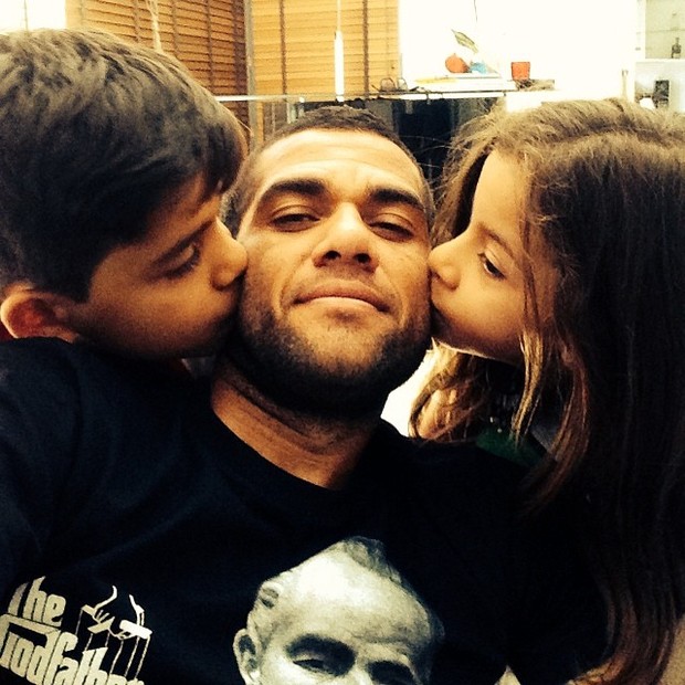 Daniel Alves com os filhos (Foto: Instagram / Reprodução)