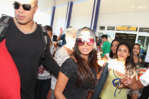 Anitta no aeroporto (Foto: Amandio Santos/AgNews)