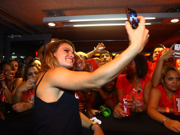 Ex-BBB Natalia com fãs no Axé Brasil (Foto: Iwi Onodera/EGO)