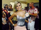 Andressa Urach usa look decotado e curto em ensaio de escola de samba