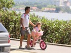 Marcos Palmeira leva a filha para passear de bicicleta
