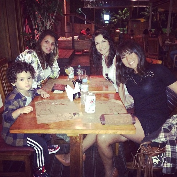 Maia Gabeira, Kyra Graice e Daniele Suzuki com o filho, Kauai, em restaurante no Rio (Foto: Instagram/ Reprodução)