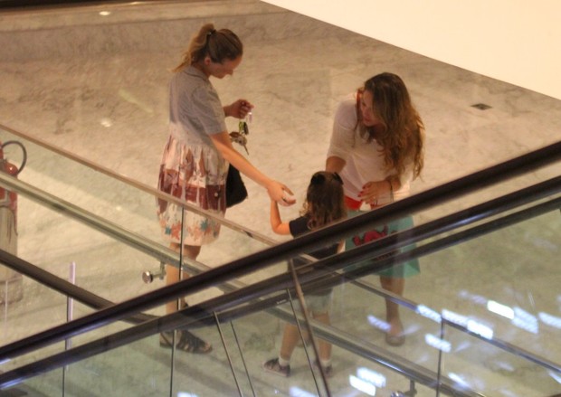 Fernanda Rodrigues passeia com a filha no shopping (Foto: Henrique Oliveira / AgNews)
