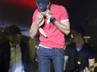 Enrique Iglesias cheira e brinca com sutiã dado por fã em show