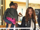 Beyoncé volta a adotar aplique e exibe fios maiores em passeio com a família