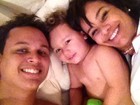 Em foto na cama, Solange Couto posa ao lado do marido e do filho