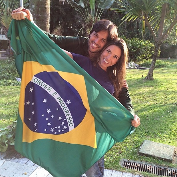 Patrícia Abravanel e Fábio Faria torcem pela seleção (Foto: Reprodução/Instagram)